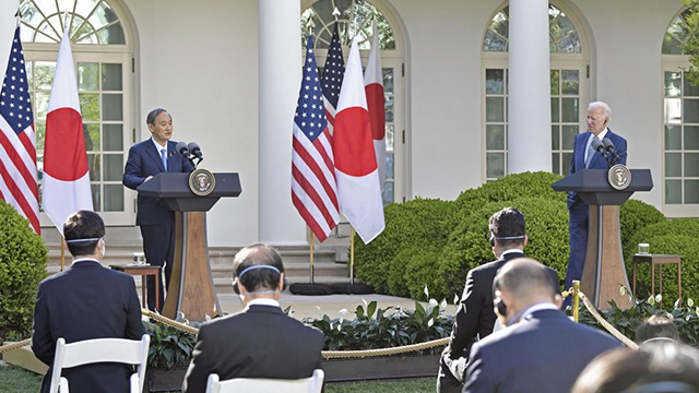 현지시간 16일 바이든 미국 대통령과 스가 일본 총리가 백악관에서 정상회담을 한 뒤 공동기자회견을 하는 모습. 사진출처: 교도=연합뉴스