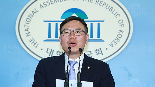 자유한국당 “문재인 거짓말 들통…후보직 사퇴해야”
