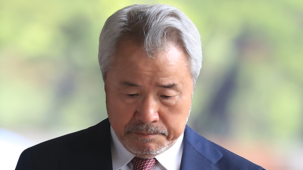 ‘갑질·횡령’ 정우현 전 미스터피자 회장, 첫 재판서 혐의 부인