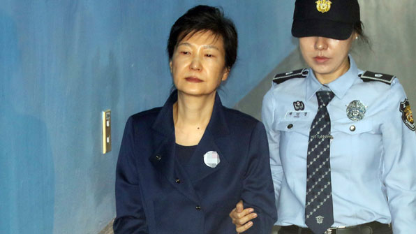법원, 박근혜 전 대통령 구속 연장 여부 오늘 오후 결론