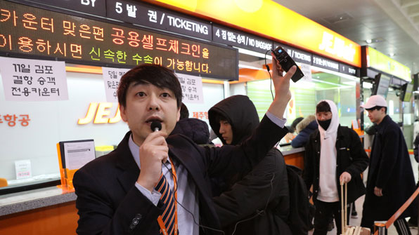 노숙 끝! 제주공항 ‘탈출 행렬’…체류객 7천명 수송작전 시작