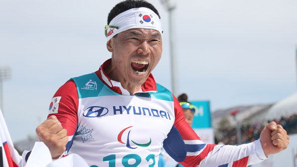 ‘설원의 철인’ 신의현 드디어 해냈다!…패럴림픽 사상 첫 금메달 ‘쾌거’