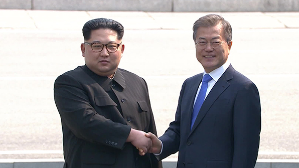 “반갑습니다” 문 대통령·김 위원장, 역사적 첫 만남…남북정상회담 막 올려
