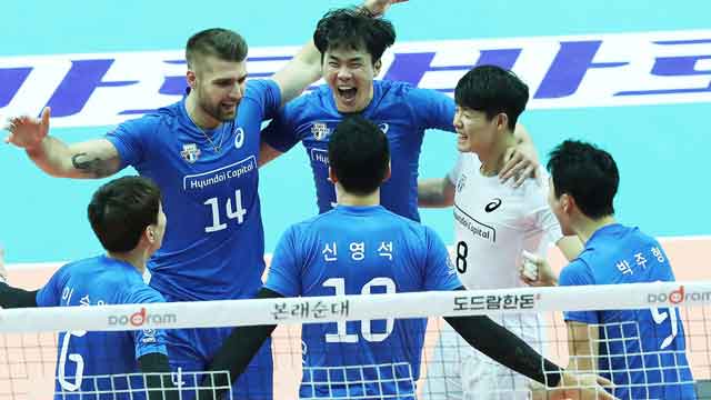 본격 선두싸움…현대캐피탈·IBK기업은행, 1위로 점프
