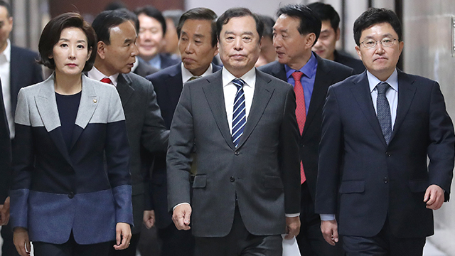 한국당, 당협위원장 인선 의결 연기…또 계파갈등 조짐?