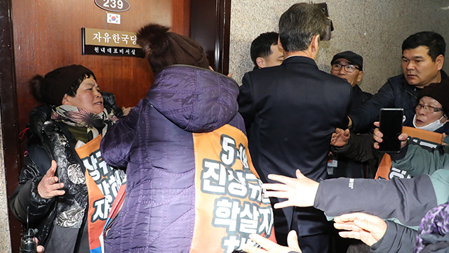 5.18 유족들, 한국당 나경원 원내대표실 앞 복도서 농성