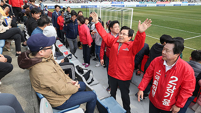 âí©êµì ê²½ê¸°ì¥ ì ì¸â ê²½ë¨FC êµ¬ë¨ì ì ì¬ê¸ 2ì²ë§ì ì§ê³