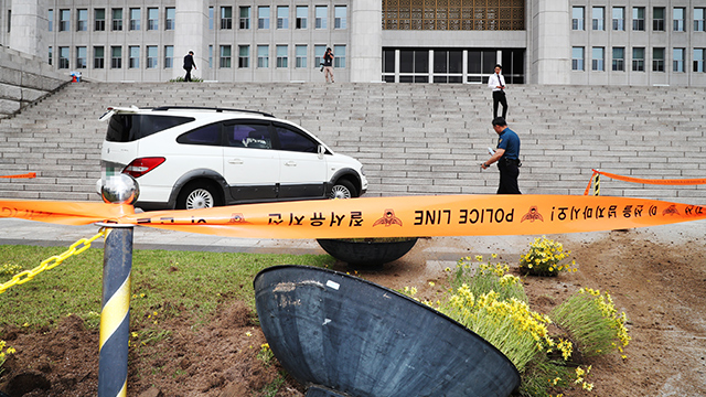 국회 본관 앞 계단 돌진…운전자 경찰에 연행