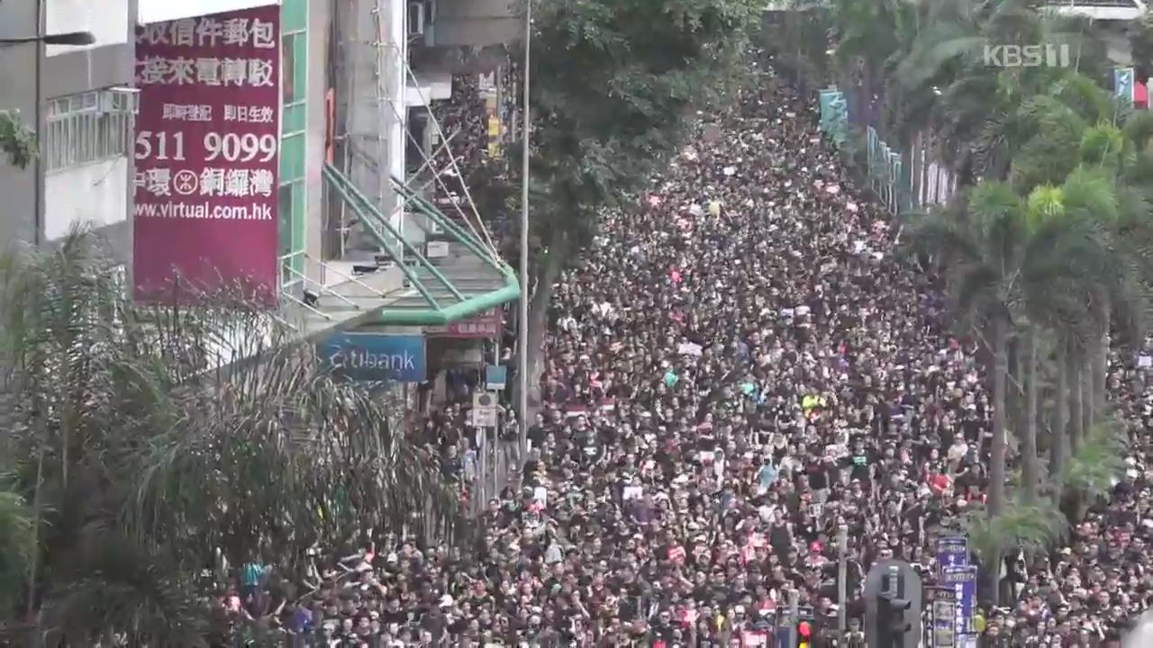 홍콩 ‘송환법 철회’ 요구 200만 시위…행정장관 ‘공개 사과’