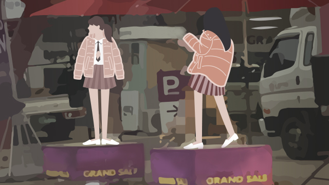 제주시 노형동의 가전제품 매장 앞. 두 명의 여성이 춤을 추며 할인 행사 홍보하는 모습