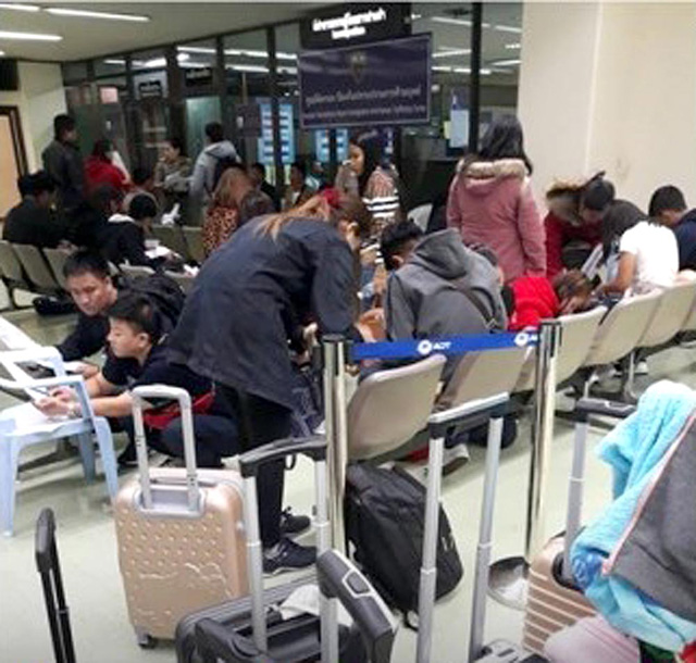 지난해 4월 인천공항에서 불법 취업 혐의로 태국인 400명이 집단 입국 거부됐다 [사진 출처 : The Nation]