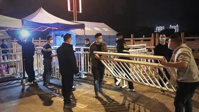 24일 늦은 밤, 후베이성의 경계를 막았던 바리케이드가 철거되고 있다.[출처 : 후베이일보]