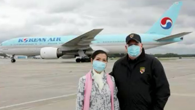 호건 주지사와 한국계 부인 유미 호건 여사가 진단 키트를 받으러 공항에 간 모습