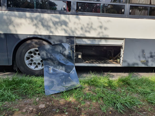 사고가 난 육군 특전사 45인승 버스. 사고의 충격으로 오른쪽 밑 짐칸 문이 뜯겨 있다.