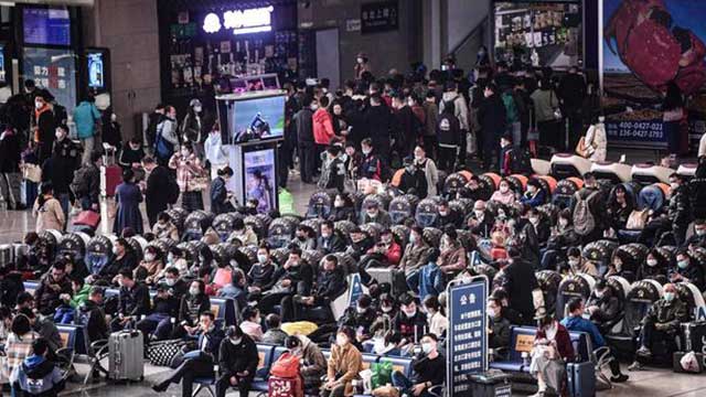 7일 랴오닝성 선양역이 국경절 연휴를 즐기고 집으로 돌아가려는 사람들로 붐비고 있다. 출처: 중국신문망