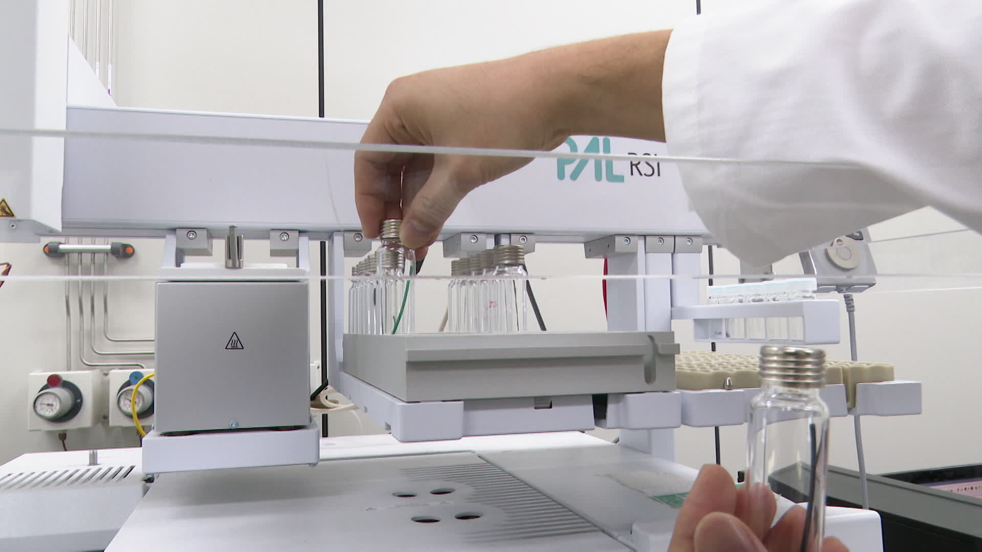 한국산업안전보건연구원이 3D프린팅 소재 성분 분석 실험을 진행하고 있다.(출처: 생로병사의 비밀)
