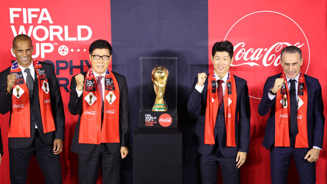 Earth Cup Trophy, ‘Legend’ Rivaldo visits Korea … Welcome to Cha Bum-Keun and Park Ji-Sung