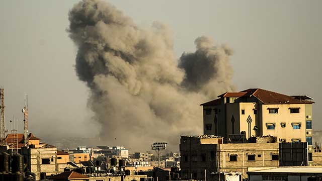 하마스 로켓공격에 이스라엘, <br>라파 보복공습…“16명 사망”
