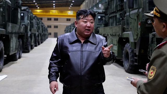 북 “새 유도기술 탄도미사일 시험”…김정은, ICBM 발사차량 공장 방문