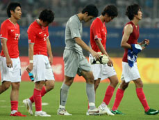 한국 축구 ‘종이 호랑이’ 뒷걸음질 