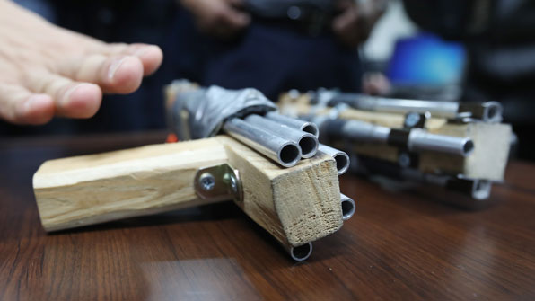 용의자가 소지한 사제총구의 총구