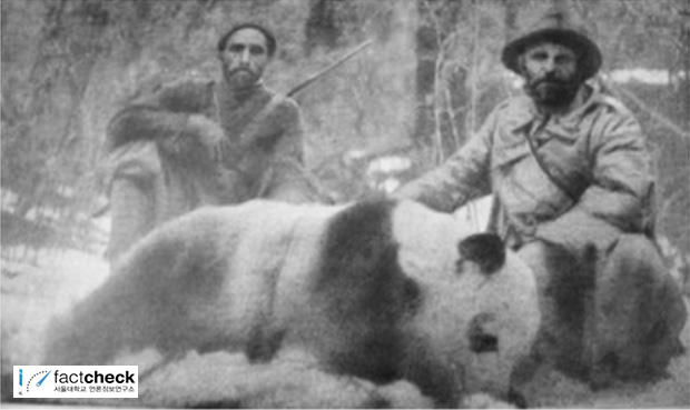 중국에서 판다를 사냥한 뒤 시어도어 루즈벨트 주니어와 커밋 루즈벨트가 찍은 기념 사진.