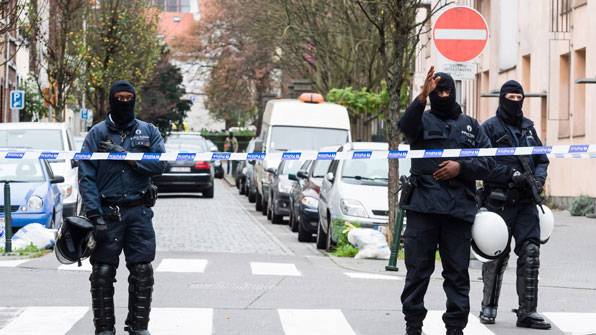 벨기에 경찰이 수색하는 모습
