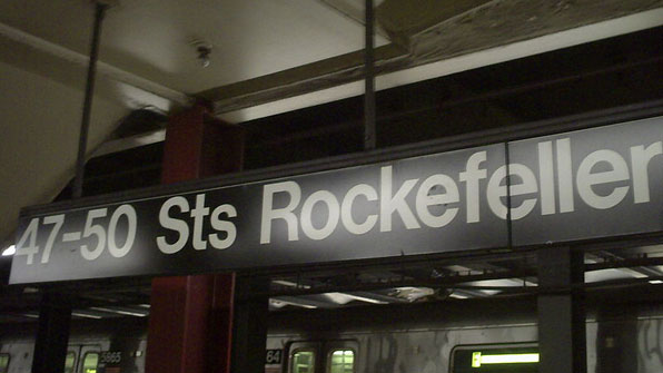 뉴욕 록펠러센터 지하철역 승강장