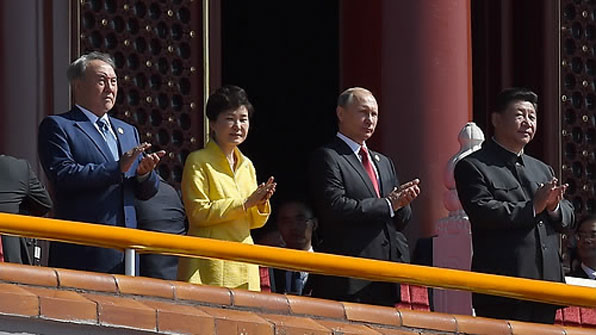 한국과 러시아, 중국 정상이 나란히 열병식을 관람하고 있다