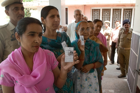 투표 순서를 기다리는 인도 유권자들