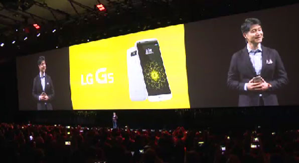LG전자는 2016 MWC에서 새로운 스마트폰 모델 ‘G5’을 공개했다.