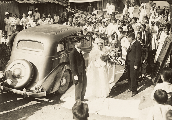 평안북도 신의주 진사동 성당에서 신식 결혼식을 올리는 신랑 신부, 1937년