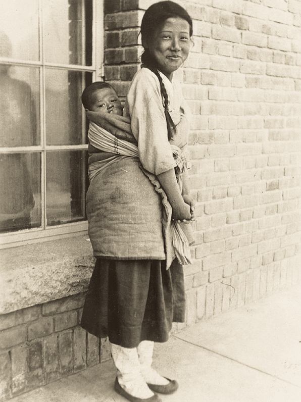 성당 건물 앞에서 동생을 업은 소녀, 1933년