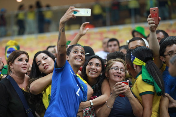 지난 9일 브라질 마나우스의 아레나 아마조니아 경기장에서 브라질 여자 축구 선수 파비아나가 팬들과 함께 셀카를 찍고 있다. 이날 경기에서 브라질은 남아프리카공화국과 0 - 0으로 무승부를 기록했다. 