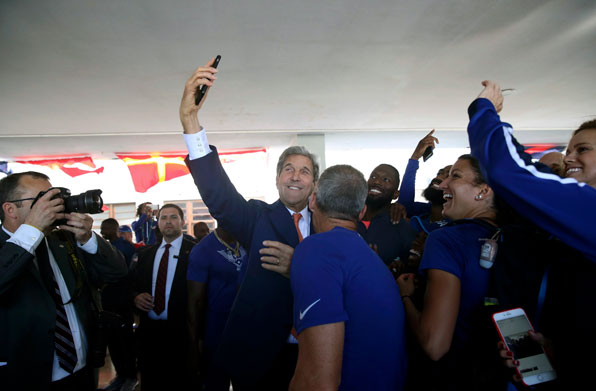 지난 5일 미국 국무부 존 케리 장관이 브라질 리우 데 자네이루에서 미국 대표팀과 함께 셀카를 찍고 있다.