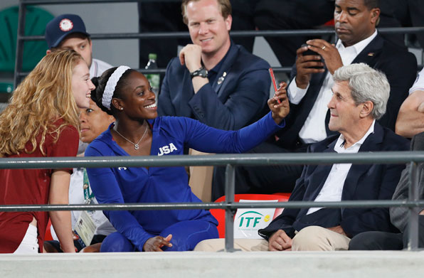 지난 6일 미국 테니스 대표팀의 슬론 스티븐스가 존 케리 국무부 장관을 앞에 두고 팬과 함께 셀카를 찍고 있다.