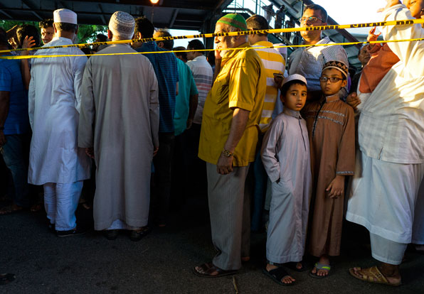 이슬람 성직자 마울라마 아콘지가 총격으로 사망한 사원 주변에 이슬람교도들이 항의 집회를 하고 있다. [사진 출처 :  AP]