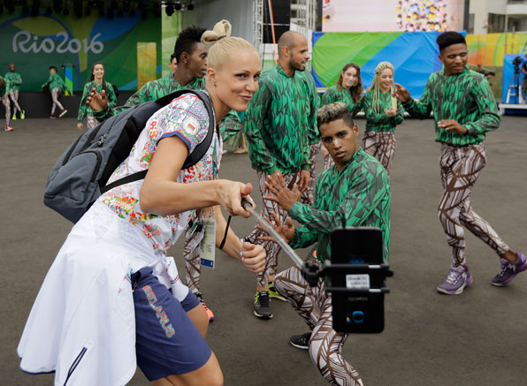 지난 2일 벨라루스 여자 농구 대표팀의 예레나 루첸카가 올림픽 선수촌 환영 행사에 앞서 연기자와 함께 셀카를 찍고 있다.