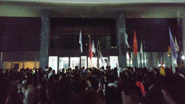 10일 저녁 서울대 학생 천여 명이 본관 앞에서 시흥캠퍼스 대응에 관한 학생총회를 열고 있다.