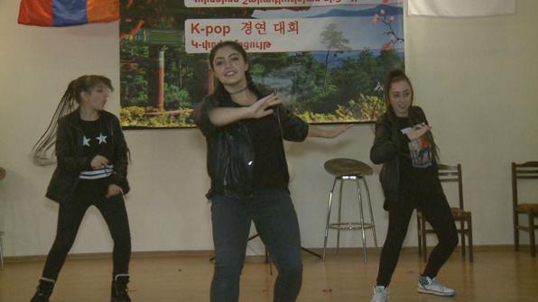 한국어를 배우는 학생들이 준비한 K-pop 공연