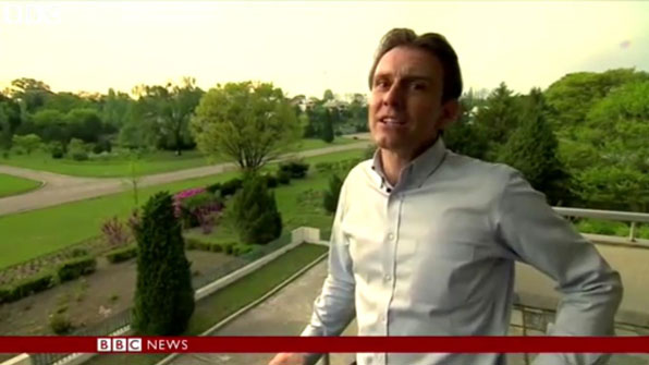 BBC의 윙필드-헤이스 기자가 평양의 한 호텔에서 리포트를 하고 있다. (BBC 방송 캡쳐)