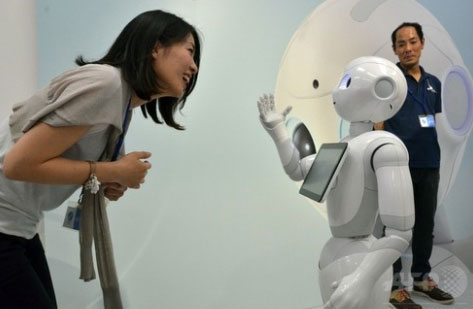 페퍼는 인공지능(AI)을 탑재한 로봇으로 사람의 표정이나 목소리 톤을 인식해 반응한다. 기쁨과 즐거움, 짜증 등의 감정을 가상으로 표출하는 기능을 가지고 있다.