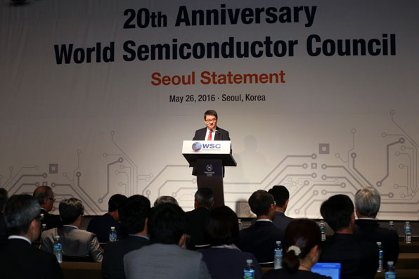 5월 26일 서울에서 열린 세계반도체협의회 총회에서 연설하고 있는 중국의 파운드리 업체 화홍그레이스의 왕유 회장.