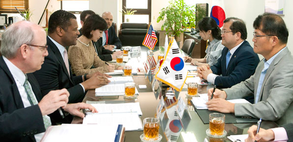 한국을 방문한 마커스 자도트 미국 상무부 차관보가 5월 20일 최재유 미래부 2차관 등 정부 관계자들과 면담하고 있다. 