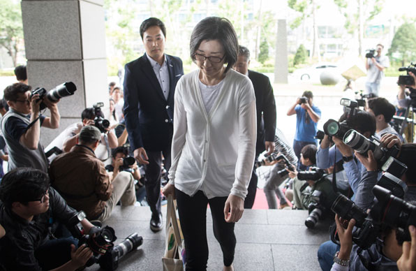 최은영 전 한진해운 회장이 미공개 정보를 이용한 주식 거래 의혹에 대해 조사받기 위해 지난 8일 서울남부지방검찰청으로 들어서고 있다.