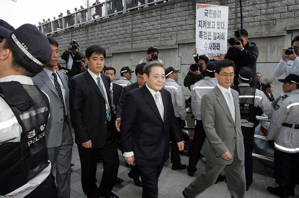 2008년 4월 4일 이건희 삼성 회장이 서울 한남동 삼성 특검 사무실로 출두하고 있다.