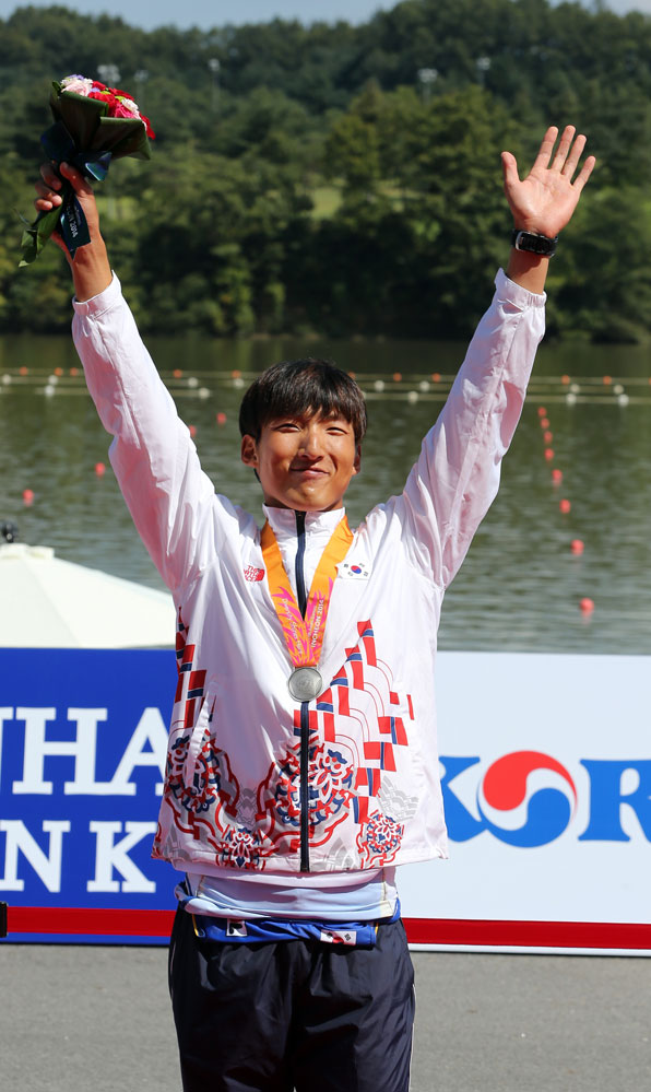 충북 충주 탐금호국제조정경기장에서 열린 2014 인천 아시안게임 조정 남자 싱글스컬 결승전에서 한국의 김동용이 은메달을 획득, 손을 들어 인사하고 있다. (2014.9.25)