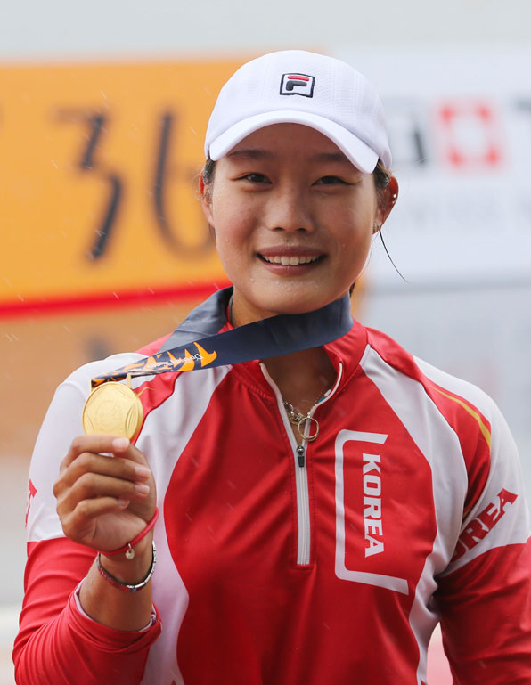 2014 인천 아시안게임 조정 여자 싱글스컬 결승전에서 한국의 김예지가 금메달을 받은 뒤 들어 보이고 있다. (2014.9.24) 