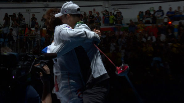 남자펜싱 박상영이 9일 오후(현지시간) 열린 펜싱 남자 에페 결승전에서 임레(헝가리)를 상대로 승리한 뒤 조희제 감독과 포옹하고 있다.