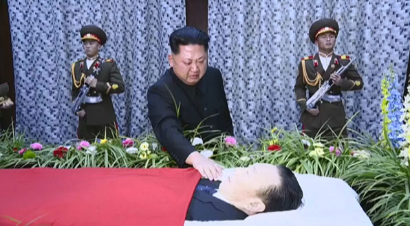 지난해 12월, 김양건 장례식을 찾은 김정은이 시신에 손을 얹고 울먹이고 있다. 이 장면이 사진이 아닌 영상으로 공개된 건 이번이 처음이다. (사진: 조선중앙TV)